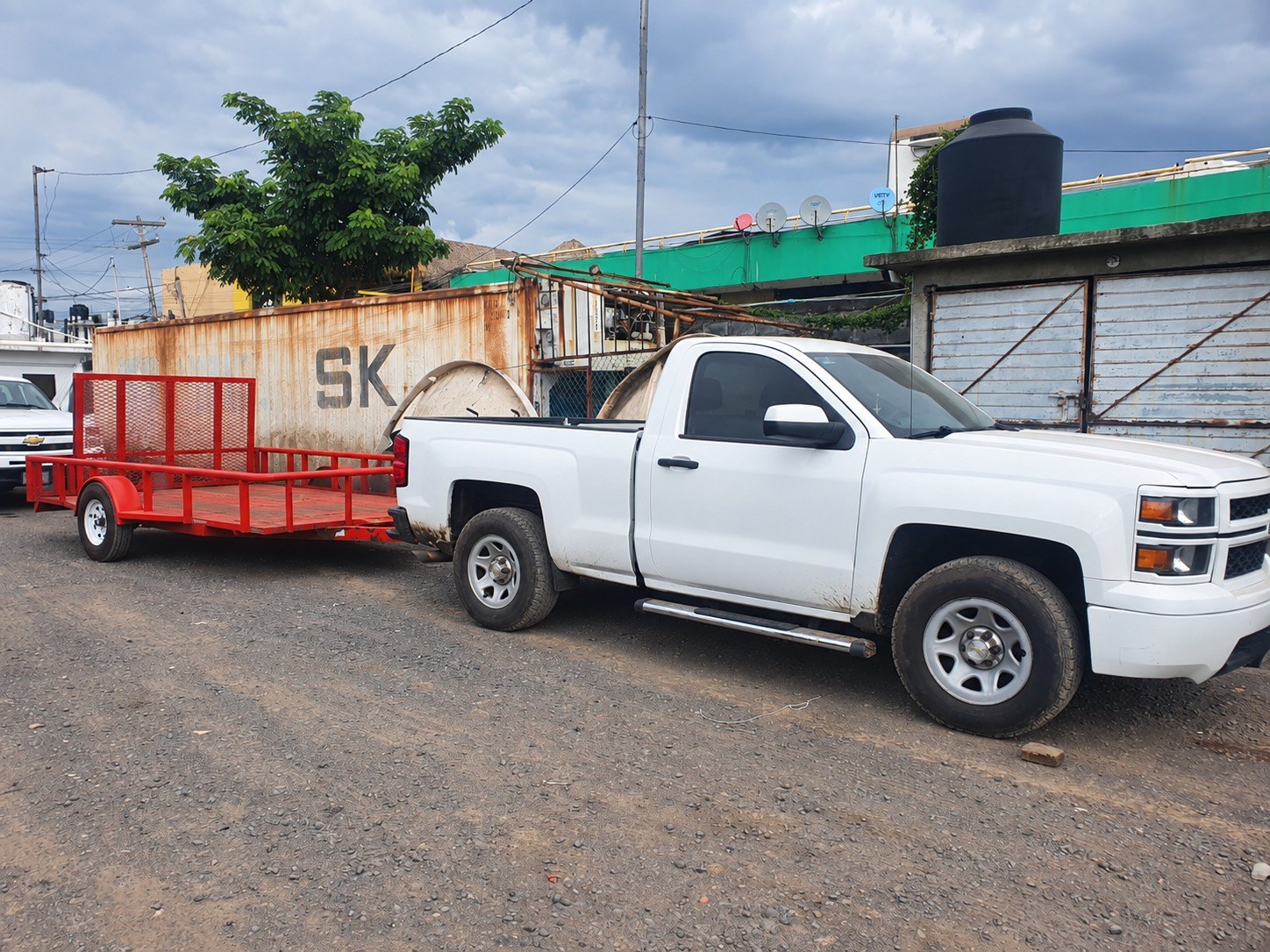 Camioneta Chevrolet Silverado de RenovaTek con remolque de carga para traslado de equipo
