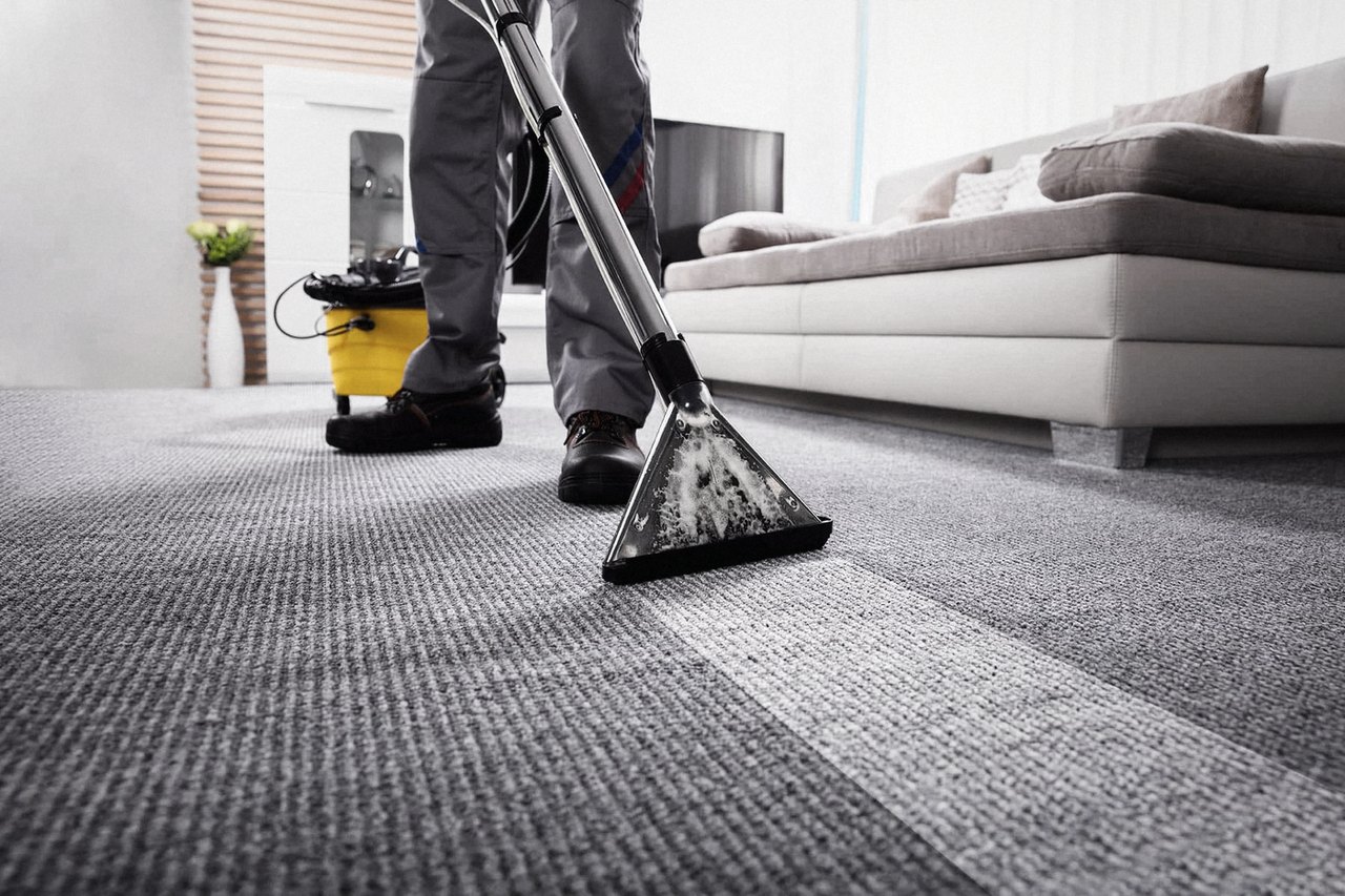 Extractor limpiando una alfombra
