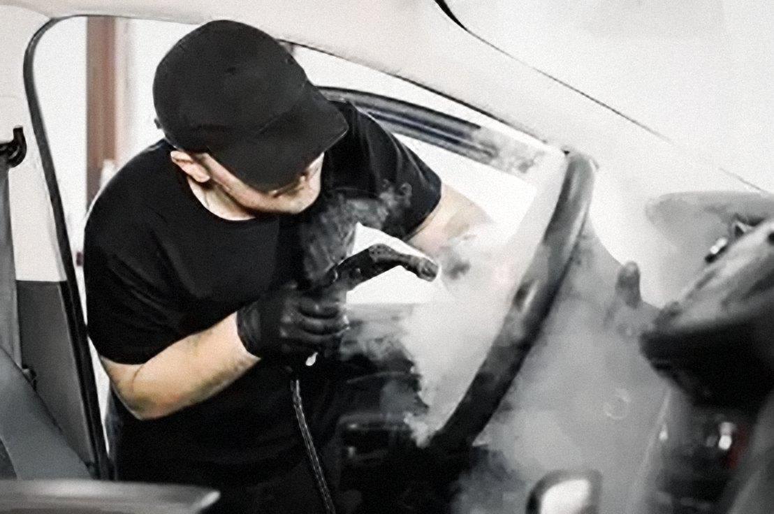 Limpieza con vapor del interior de un automóvil