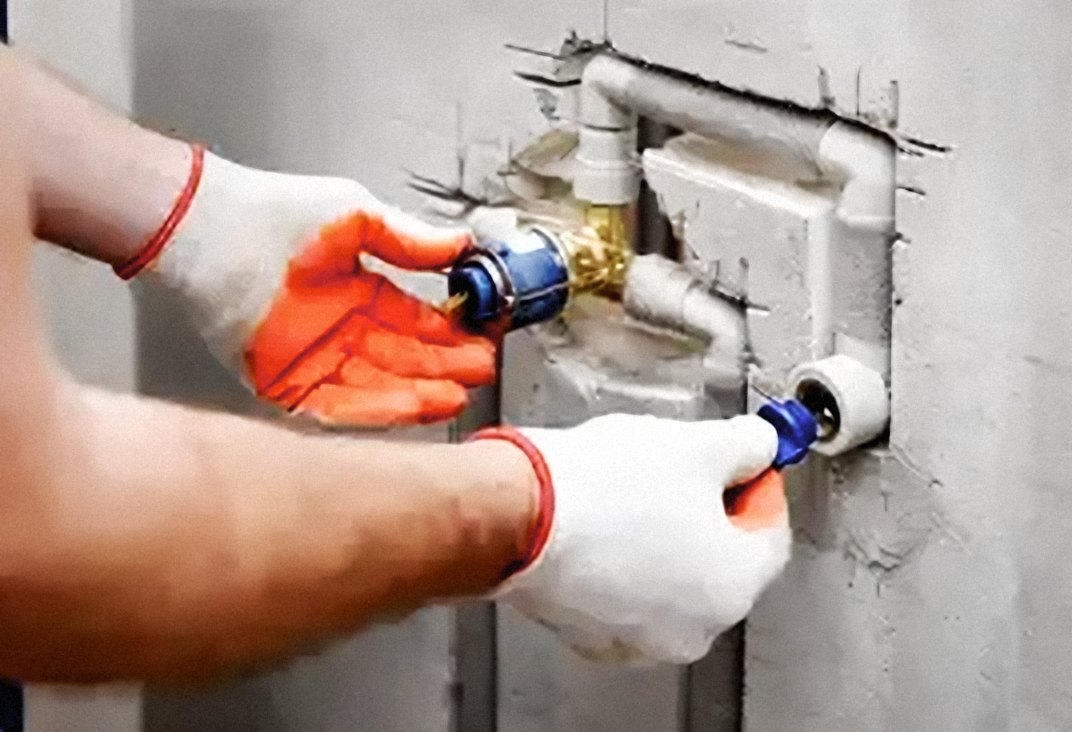 Instalación de una conexión de tubería en un muro
