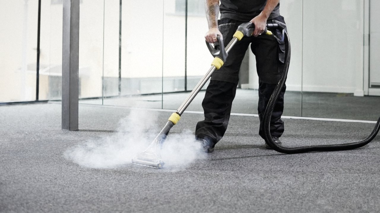 Limpieza con vapor sobre una alfombra